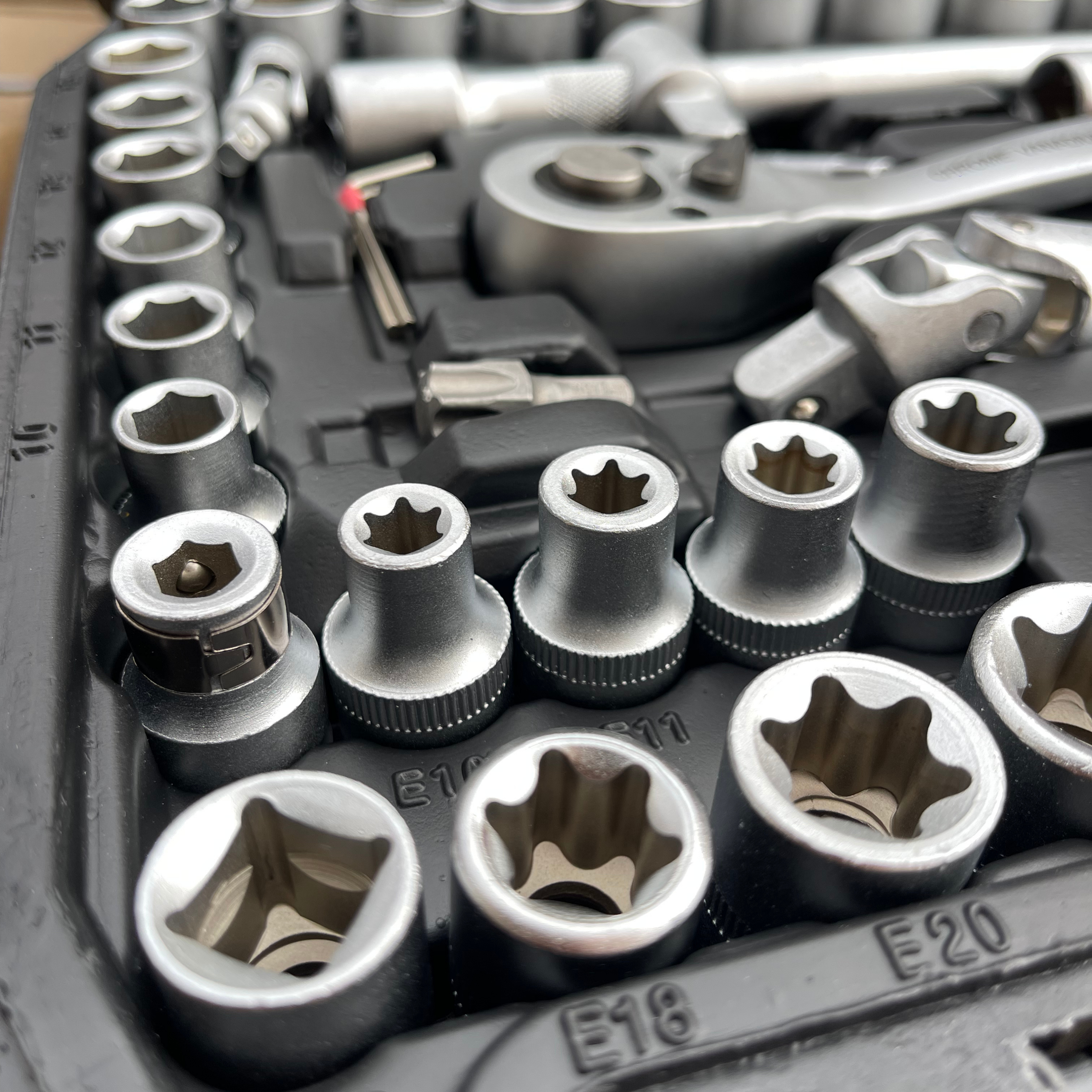 Juego de herramientas de 108 piezass KRAFT M.A.N