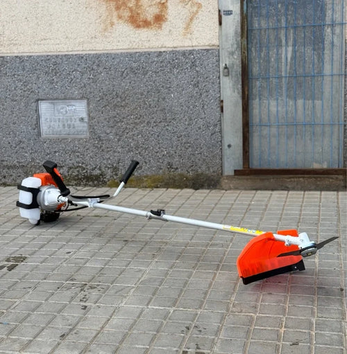 Desbrozadora de Gasolina Corte Profesional Linea hd motor 2 tiempos de 43cc y 2,41cv con dos sistemas de corte: un cabezal de hilo y otro con disco de 3 puntas